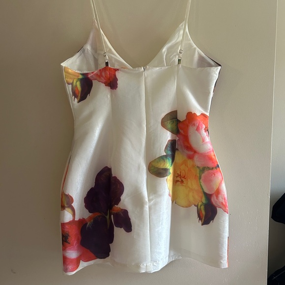 Beautiful floral dress - Picture 9 of 11